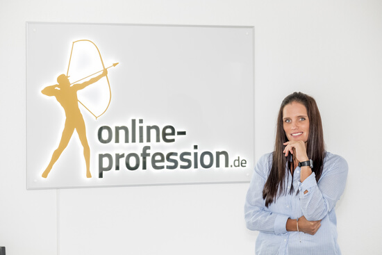 Cornelia Nolte vor dem Online-Profession-Logo