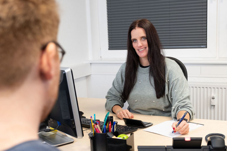 Unsere Projektmanagerin Cornelia Nolte erklärt gerade die nächsten Schritte in der Local SEO Strategie