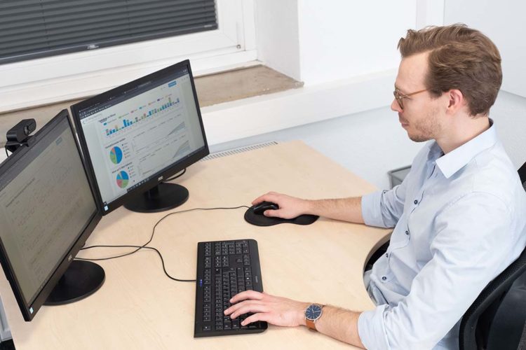 Kollege Hendrik Schoring bei der Arbeit am Computer