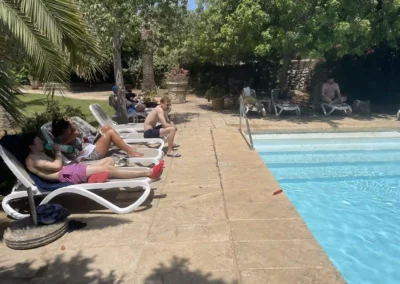 Spiele am Pool während des Workation Mallorca Trips