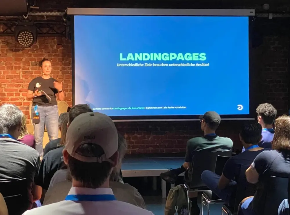 Kim Nadine Adamek auf der koks.digital beginnt ihren Vortrag über Landingpages.