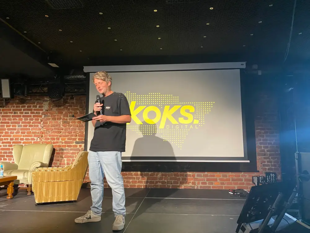 Veranstalter der koks.digital, Stefan Gerth, begrüßt alle auf der Bühne