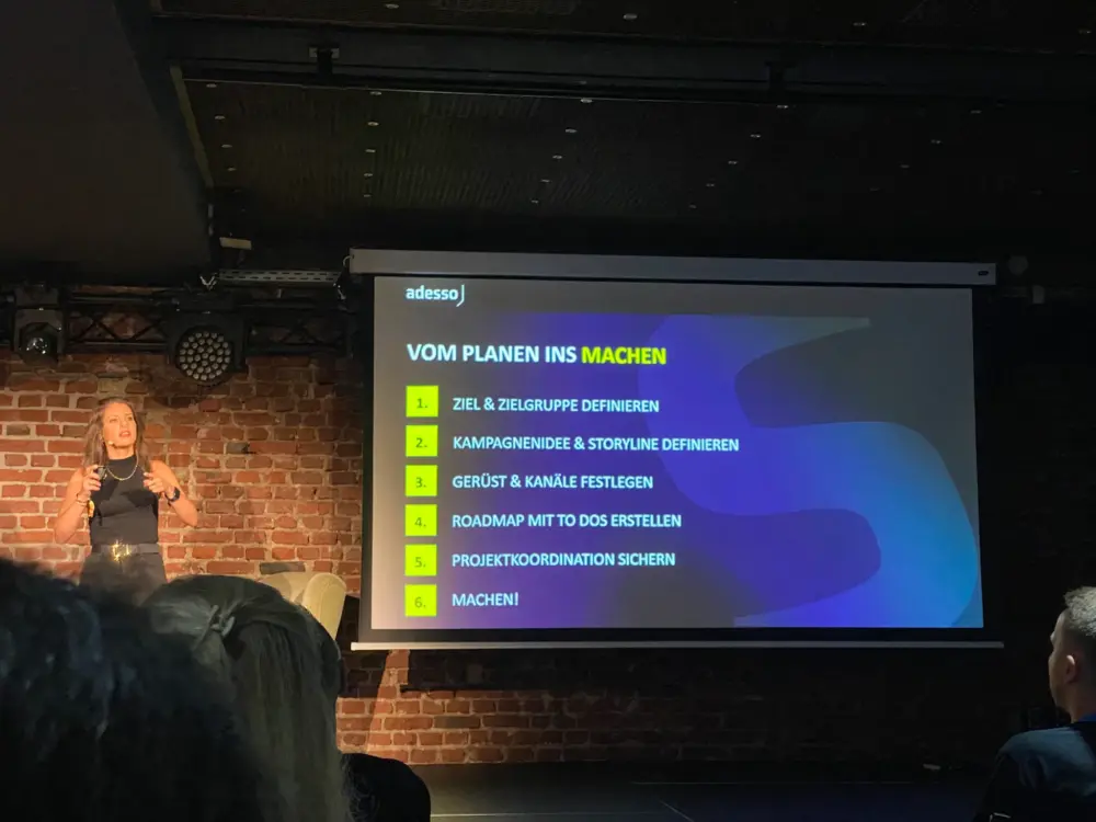 Speakerin Madelaine de Nève auf der koks.digital 2025, stellt sechs Schritte von der Planung bis zur Umsetzung von Social-Media Kampagnen vor.