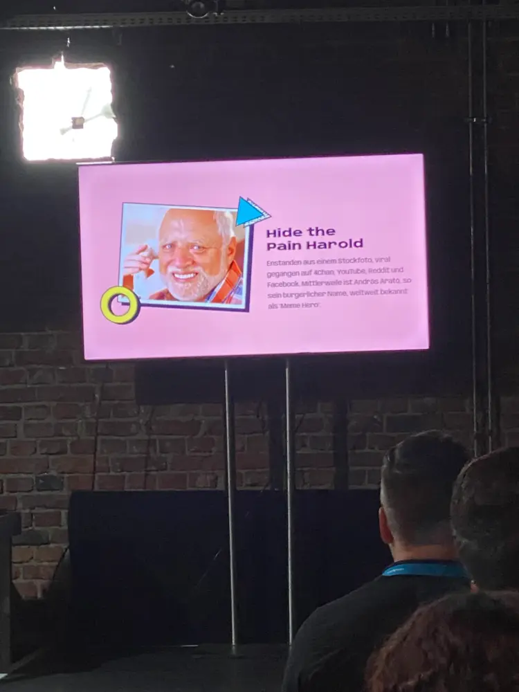 Sebastian Galla erklärt auf der koks.digital, wie der Meme "Hide the Pain Harold" bekannt wurde.
