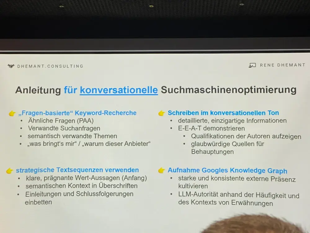 René Dhemant stellt eine Anleitung zur konversationellen Suchmaschinenoptimierung auf der koks.digital 2025 vor.
