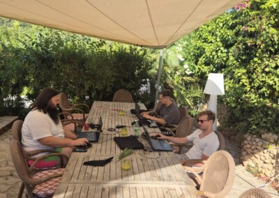 Ein Teil des Online-Profession-Teams während der Arbeit in Mallorca 2025.