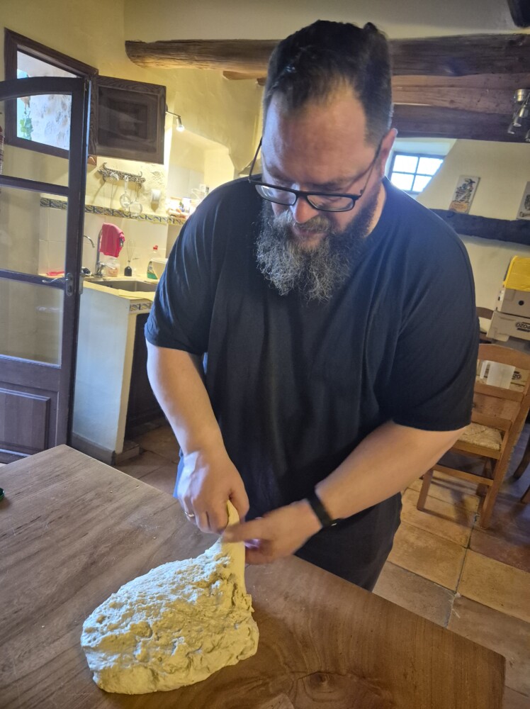 Thomas Schaller fertig den Brotteig für den Frühstück.