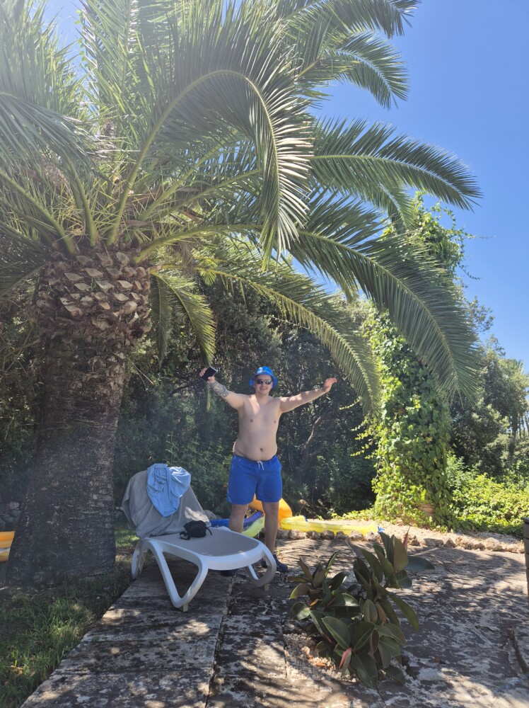 Michel Meyermann voller Freude unter den Palmen von Mallorca.