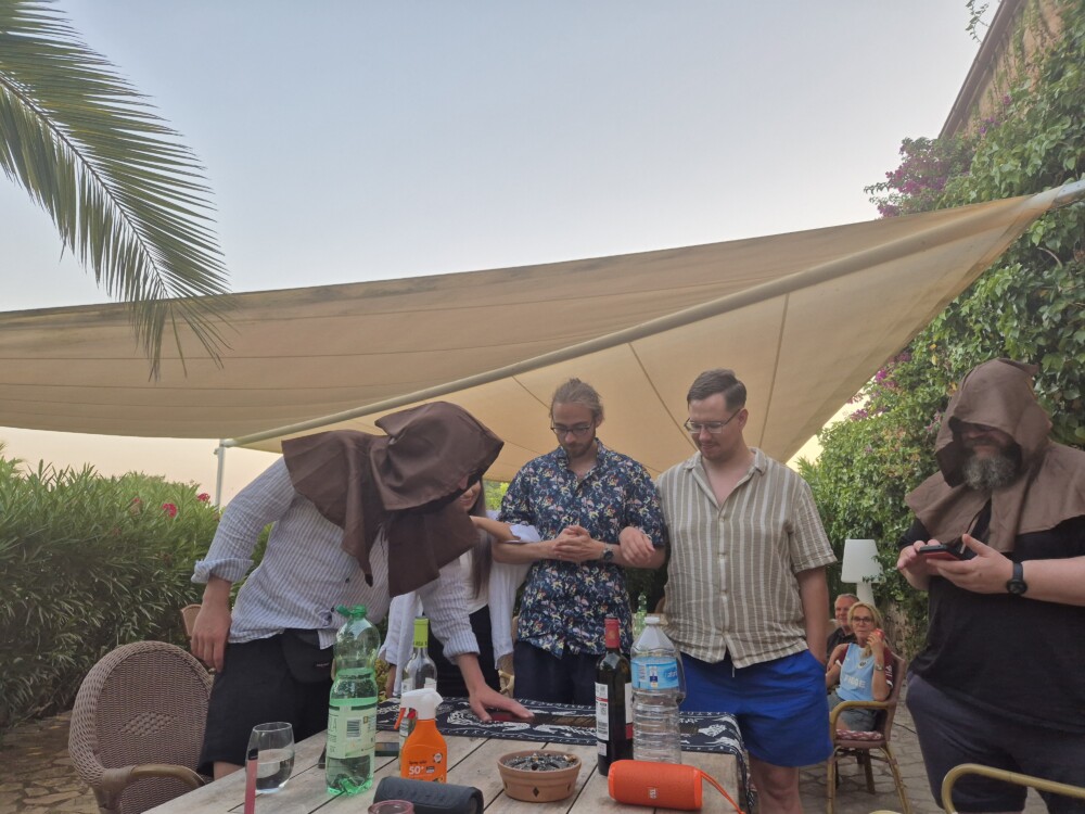 Der Beginn des Aufnahmerituals von Lars Baier mit seinen Kollegen in Mallorca.