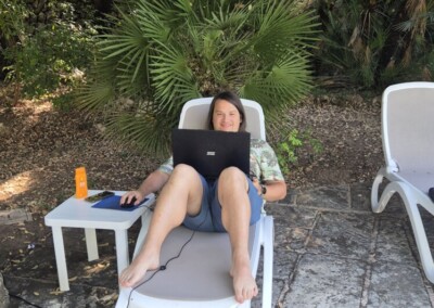 Maurice Scharmann arbeitet auf der Liegebank in Mallorca.