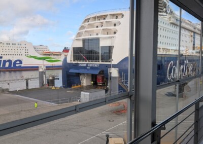 Das Schiff Color Cruise mit KFZ Deck Einfahrt im Kieler Hafen.